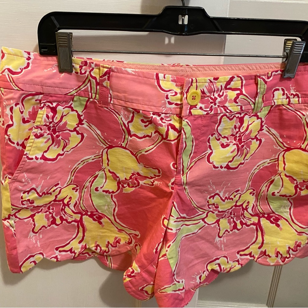 Lilly Pulitzer Short in Pink  Yellow Size  10 Woman's Scalloped